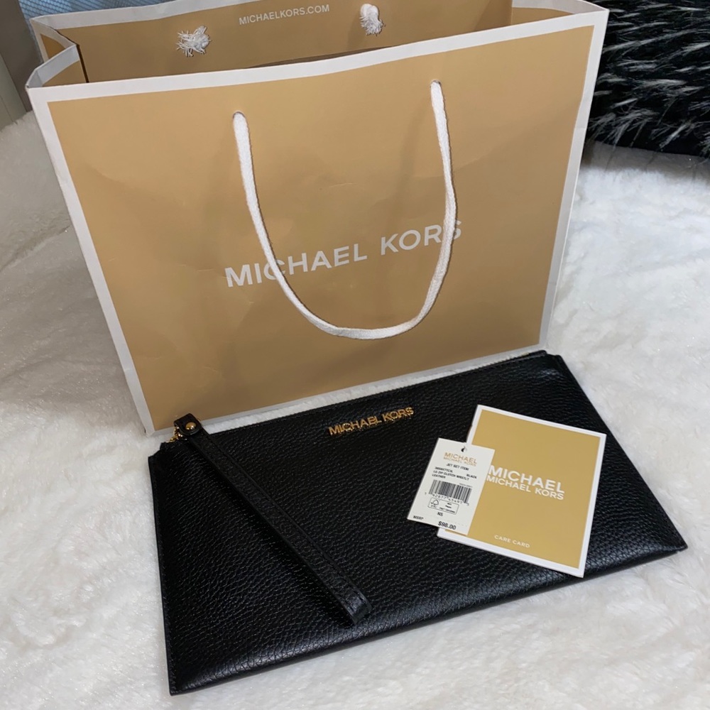 Micheal Kors Zip cluth Wristlt leather